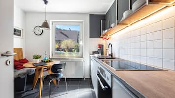 Kjøleskap, mikrobølgeovn, ovn og kokeplater