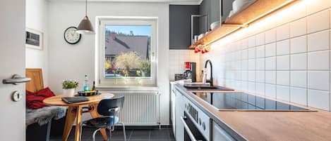 Réfrigérateur, four à micro-ondes, un four, surface de cuisson
