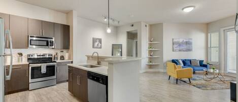 ثلاجة، ميكروويف، فرن، موقد طهي مسطح