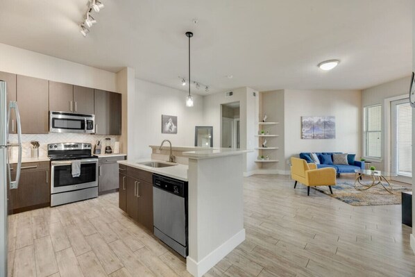 Kühlschrank, Mikrowelle, Ofen, Herdplatte