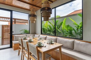 Villa, Balcony, Garden View | Makan dalam bilik