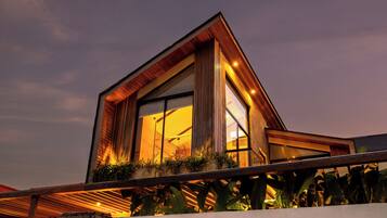 Bagian depan properti - sore/malam