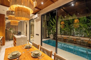 Villa, balcon, vue jardin | Salle Ă manger