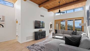 Smart TV, chimenea y futbolito