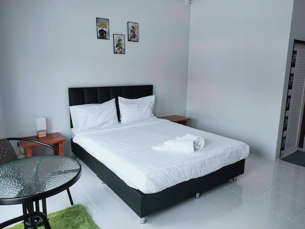 Standard Room, City View | Desk, free WiFi
