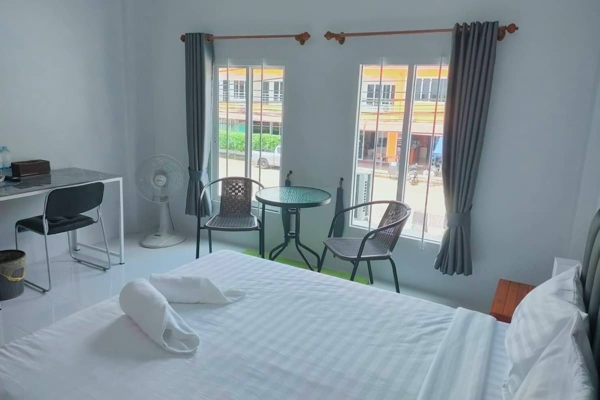 Standard Room, City View | Desk, free WiFi
