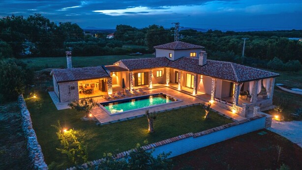A large house with a swimming pool, stone exterior, and multiple rooms. - Villa Lere by Villas Guide (Ližnjan)