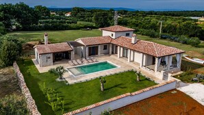 A large house with a swimming pool, a covered patio, and a view of the surrounding countryside. - Villa Lere by Villas Guide (Ližnjan)