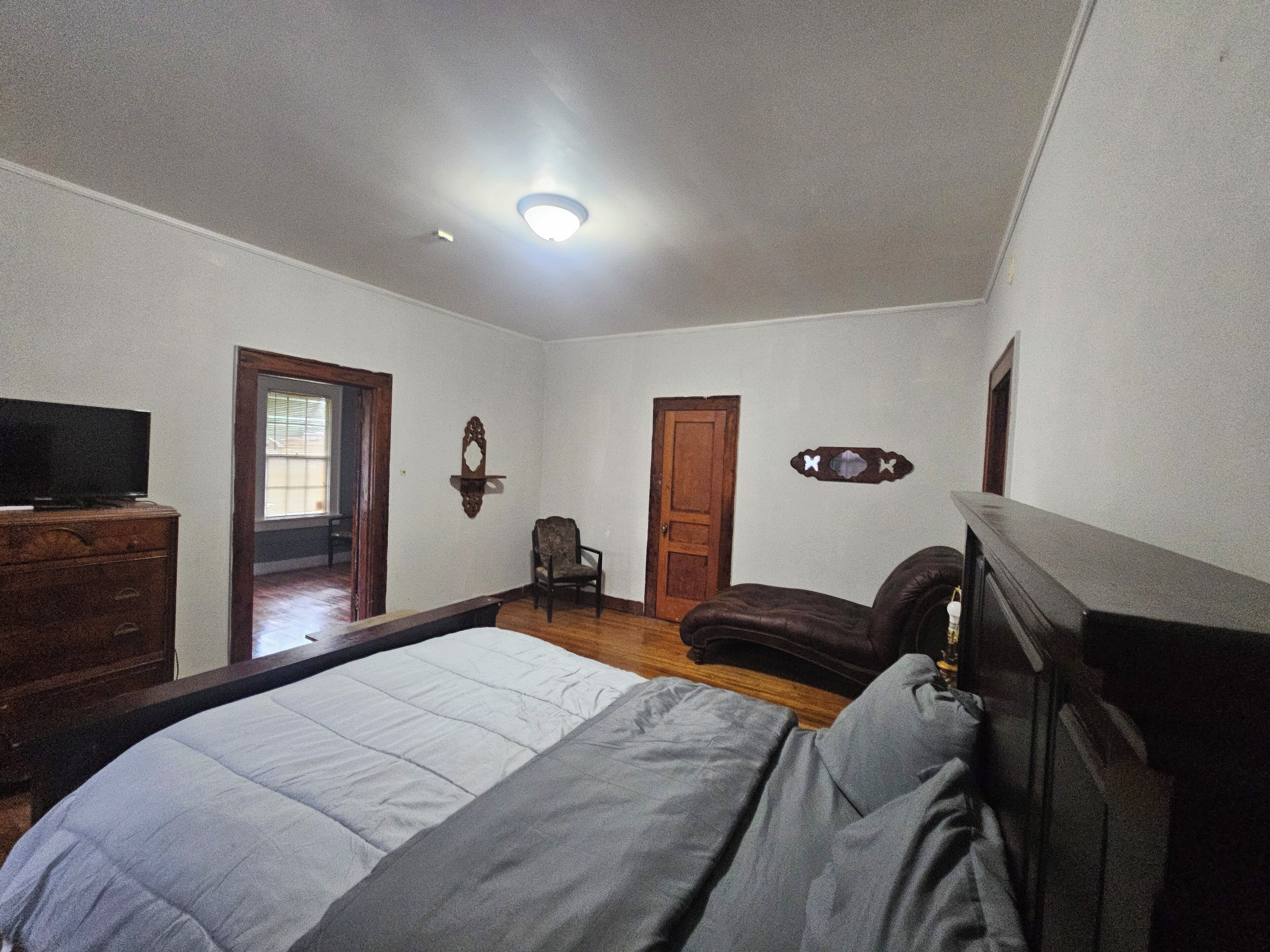 3 habitaciones, tabla de planchar con plancha, wifi y ropa de cama 