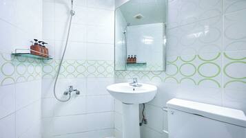 Deluxe Double Room | Bathroom | Shower, hair dryer, towels