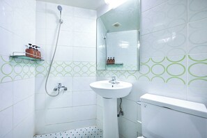 Habitación doble Deluxe | Baño | Regadera, secadora de cabello, toallas