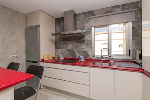 Frigorifero, microonde, forno, piano cottura