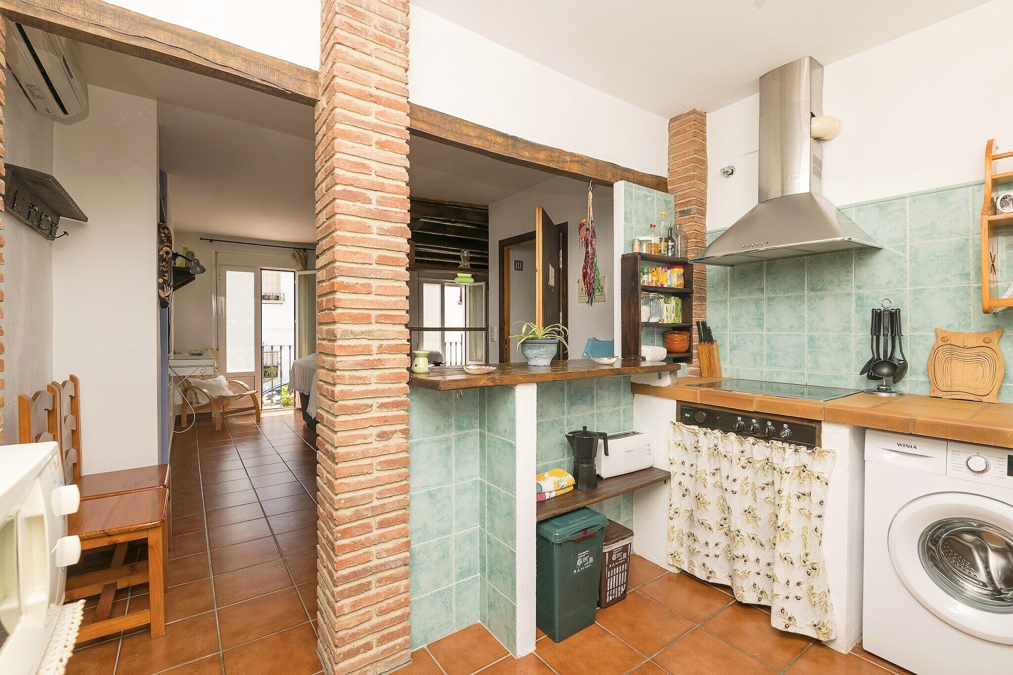 Coffee/tea maker, fridge, microwave, stovetop