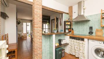 Coffee/tea maker, fridge, microwave, stovetop