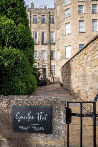 Garden Flat Apartment in Grosvenor Place