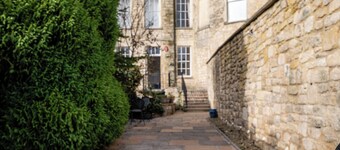 Garden Flat Apartment in Grosvenor Place