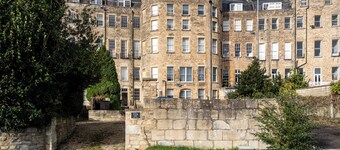 Garden Flat Apartment in Grosvenor Place