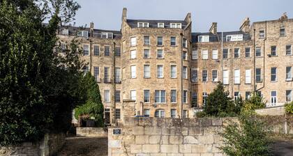 Garden Flat Apartment in Grosvenor Place