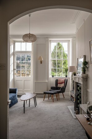 Apartamento, vista para a cidade | Área de estar | TV de tela plana