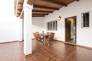 Outdoor dining - Duplex Near The Beach  - House With Free Wifi (La Barrosa, Cádiz)