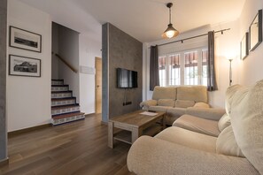 TV - Duplex Near The Beach  - House With Free Wifi (La Barrosa, Cádiz)