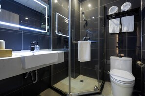 Comfort Twin kamer, uitzicht op stad | Badkamer | Een douche, gratis toiletartikelen, een haardroger, handdoeken