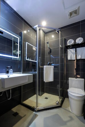 Kahden hengen comfort-huone (kaksi sänkyä), kaupunkinäköala | Kylpyhuone | Suihku, ilmaiset hygieniatuotteet, hiustenkuivaaja, pyyhkeet