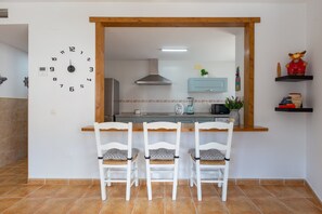 Kjøleskap, mikrobølgeovn, kokeplater og kaffetrakter/tekoker