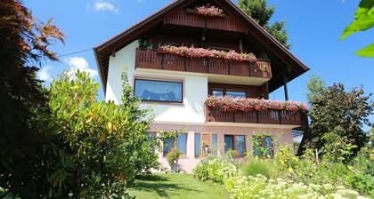 Apartment 'Ferienwohnung' with Mountain View, Shared Garden and Wi-Fi
