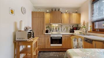 Een koelkast, een microgolfoven, een oven, een kookplaat