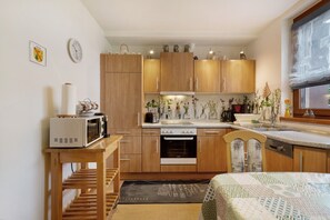 Fridge, microwave, oven, stovetop - Holiday Apartment with Shared Garden and Wi-Fi (Freiamt)