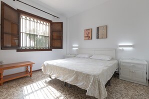 4 bedrooms, iron/ironing board
