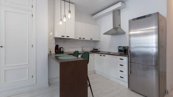 Frigorífico, microondas, placa de cocina y cafetera o tetera