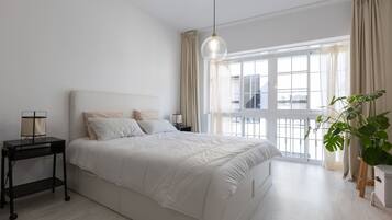 1 dormitorio y tabla de planchar con plancha