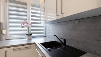 Réfrigérateur, four à micro-ondes, un four, surface de cuisson