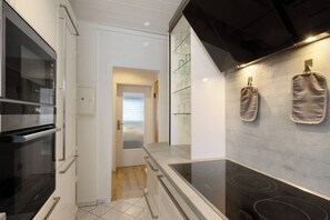 Geladeira, micro-ondas, fogão, cooktop