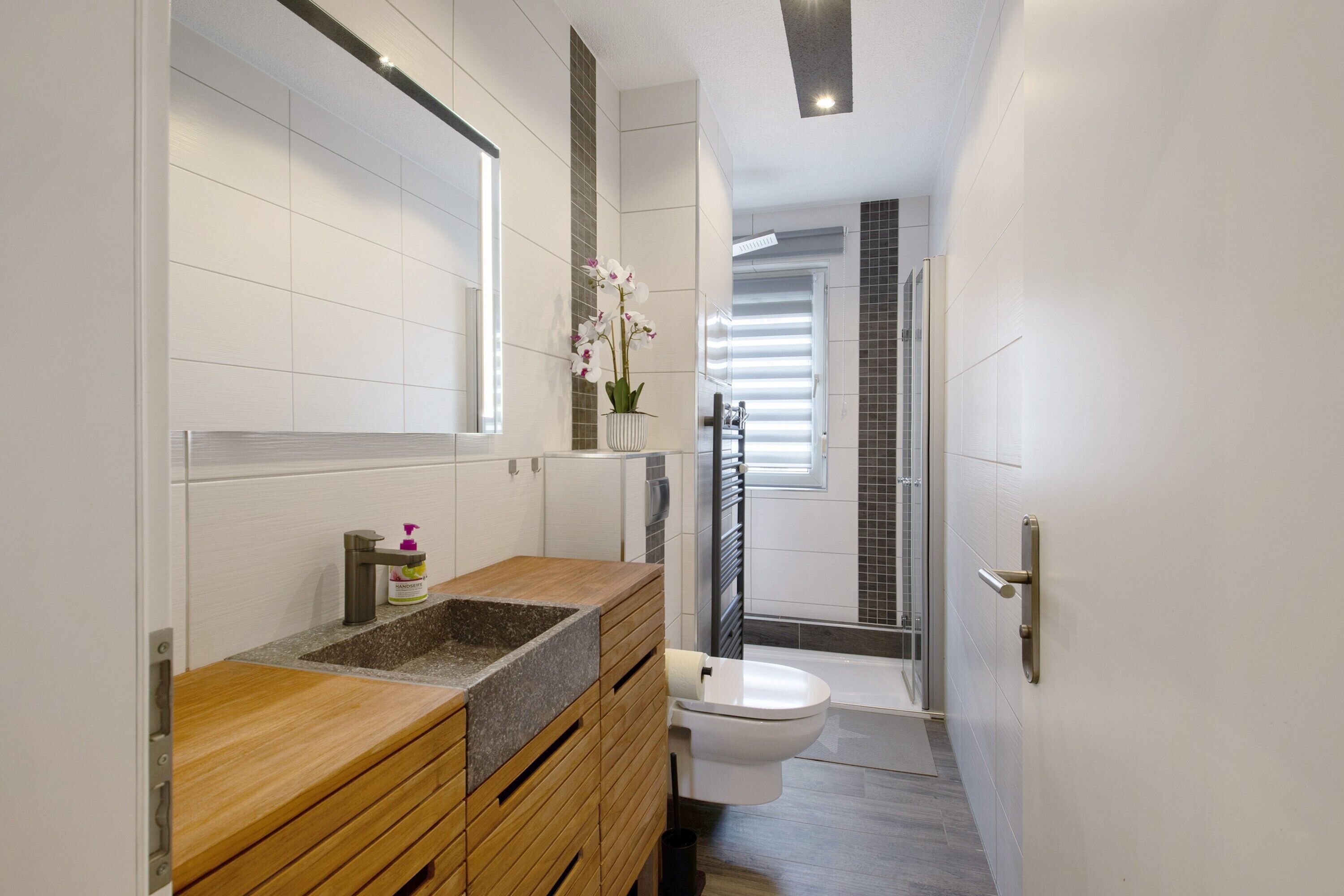 Een douche, een haardroger, handdoeken