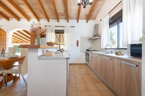 Fridge, microwave, oven, stovetop - Son March I - Villa With Private Pool In Sa Pobla (, Illes Balears)