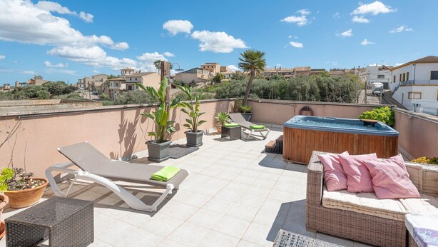 A rooftop terrace with lounge chairs, a hot tub, and potted plants. - Can Joan (maria) - Apartment With Private Pool (, Illes Balears)