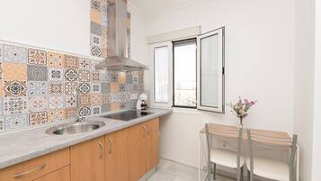 Coffee/tea maker, fridge, microwave, stovetop