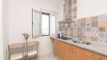 Coffee/tea maker, fridge, microwave, stovetop