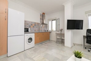 Refrigerador, microondas, parrilla de estufa y cafetera y tetera 