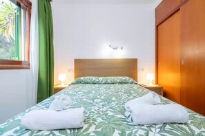 4 عدّة غرف نوم ومكواة/لوح كي