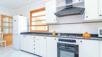 Fridge, microwave, oven, coffee/tea maker
