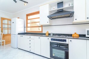 Fridge, microwave, oven, coffee/tea maker - Can Parrita - House In S'estanyol De Migjorn (S'estanyol De Mitjorn, Illes Balears)