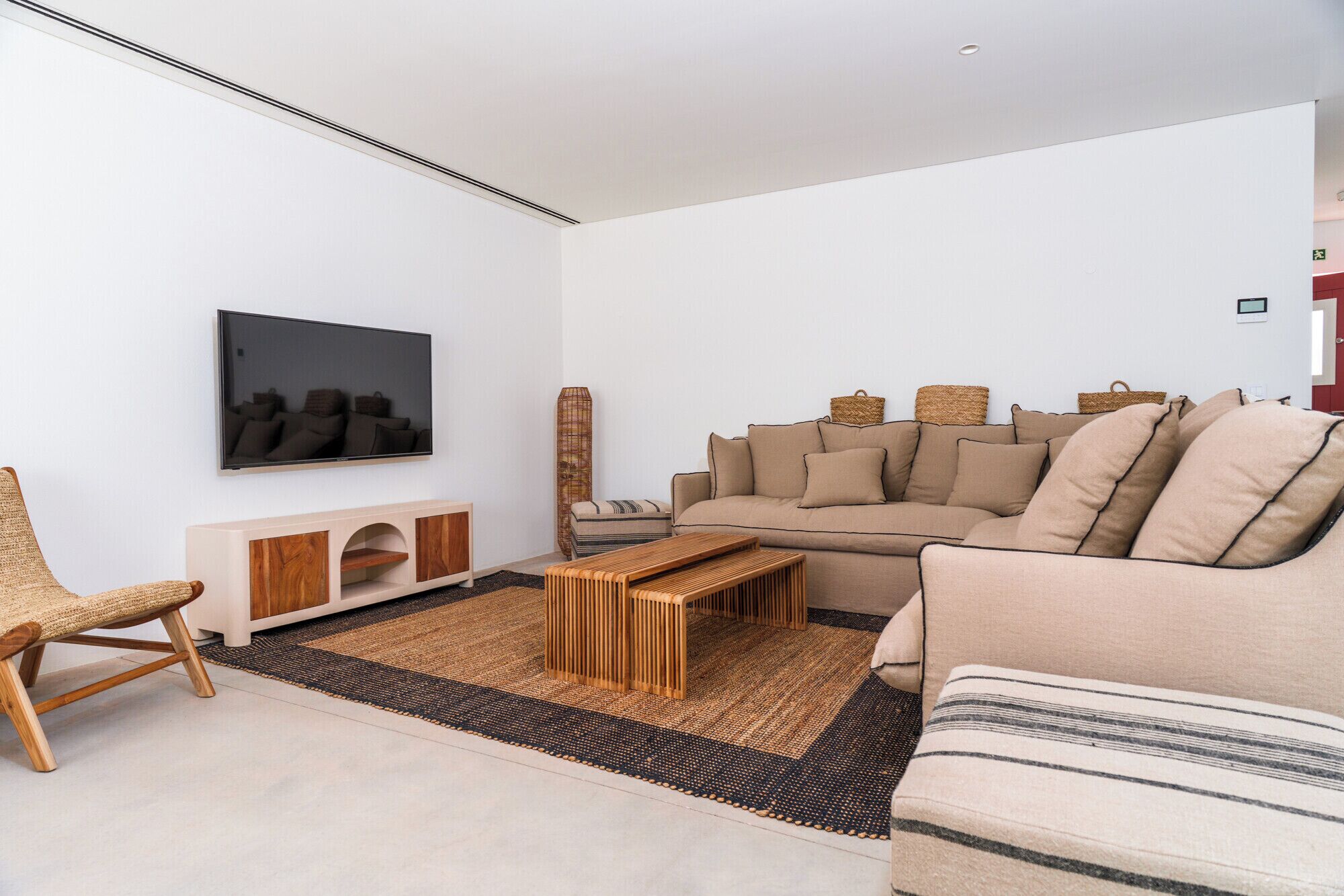 4 Bedrooms Pool Rooftop | Living area