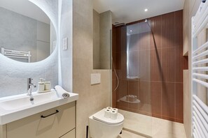 Apartment | Bathroom | Towels, soap, shampoo