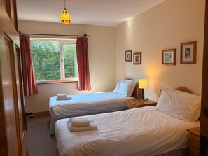 3 bedrooms, internet, bed sheets - Convenient spacious 3 bedroom home in Kenmare town (Kenmare)