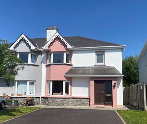 Exterior - Convenient spacious 3 bedroom home in Kenmare town (Kenmare)