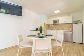 Fridge, microwave, stovetop, dishwasher - Ona 1 - Apartment In Cala D'or. Free Wifi (, Illes Balears)
